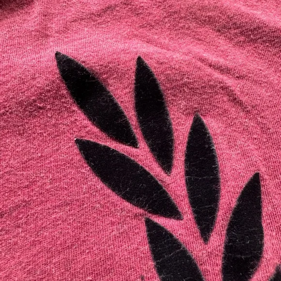 Fred Perry T-Shirt with Black velvet flocked Laurel Wreath Design - Picture 4 of 5